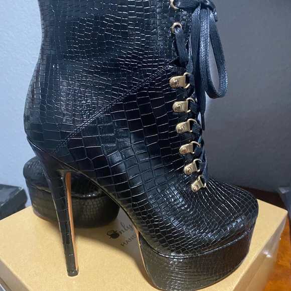 only maker Shoes - Black Croc-Embossed Heeled Boots